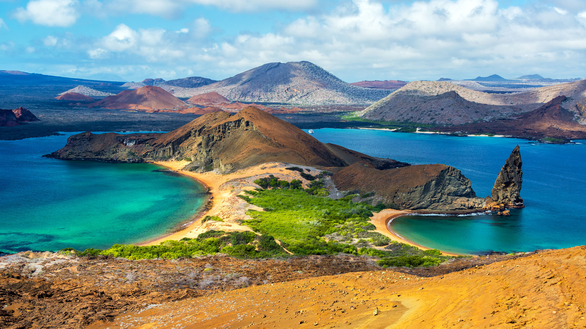 Bartolome Island Pinnacle Rock volcanic landscape in Galapagos | Ile Tours