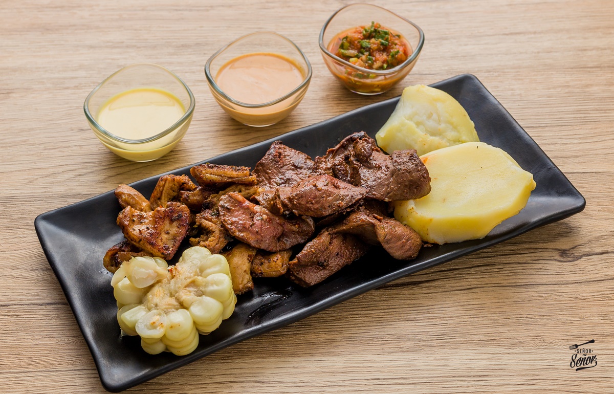 Authentic Tacu Tacu and Lomo Saltado served at a Peruvian food truck in the US | Ile Tours