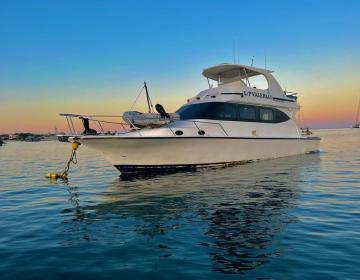 Yacht Valeria I tethered to buoys in Galapagos waters | Ile Tours