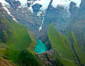 Peruvian glacier with turquoise lake and mountain peaks in the Andes | Ile Tours