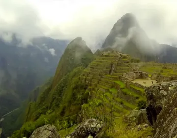 Machu Picchu terraces and ruins with Huayna Picchu mountain | Ile Tours