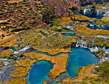 Peruvian lagoons with turquoise water, waterfalls, and highland vegetation | Ile Tours