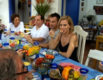 Family-style dining scene with traditional Peruvian dishes and vibrant atmosphere | Ile Tours