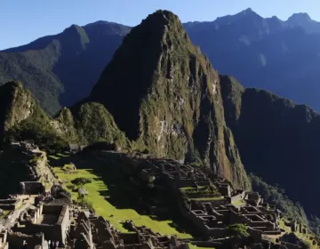 Machu Picchu citadel in Peru with terraces and Inca stone buildings | Ile Tours