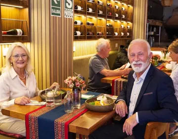 Senior travelers dining at restaurant with audited kitchen and pathogen-free preparation | Ile Tours