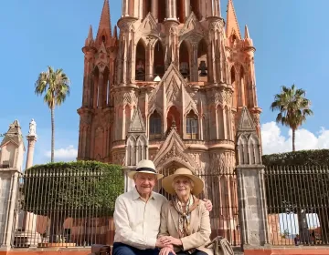 Senior travelers seated in front of La Parroquia de San Miguel Arcángel in San Miguel de Allende | Ile Tours