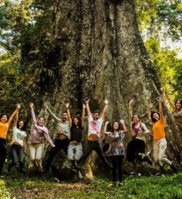 Tourists enjoying tour in Amazon reserve | Ile Tours