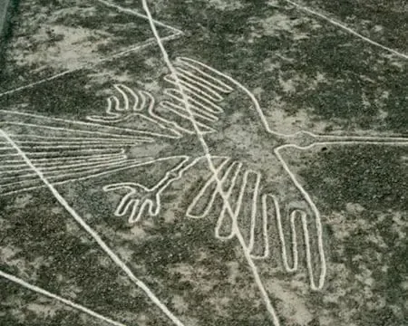 Geoglifo estilizado del Colibrí y líneas cruzadas grabadas en el desierto de Nazca, reflejando arte ancestral y escala monumental | Ile Tours