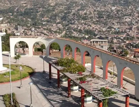 View of Ayacucho city through the arches of the Acuchimay Viewpoint | Ile Tours