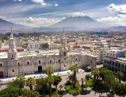Panoramic view of the Plaza de Armas and Cathedral of Arequipa with Misti volcano | Ile Tours