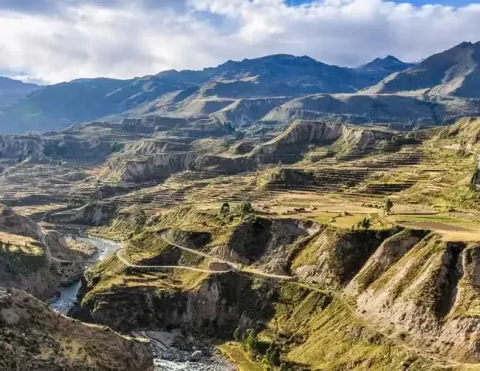 Panoramic view of the Plaza de Armas and Cathedral of Arequipa with Misti volcano | Ile Tours