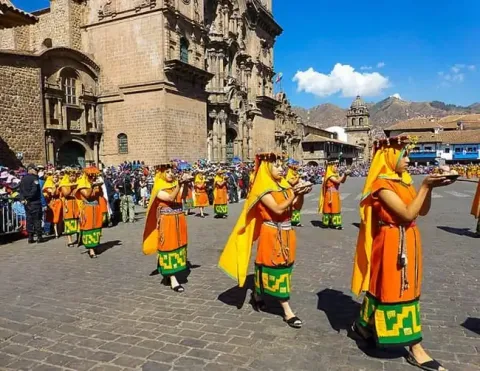 Colorida procissão de dançarinos em trajes tradicionais durante o Festival do Sol em Cusco, mostrando um vibrante patrimônio cultural | Ile Tours
