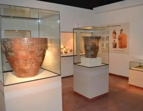 Ancient Wari ceramics displayed at the Hipolito Unanue Museum | Ile Tours
