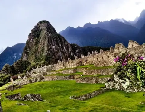 Senderistas atravesando un sendero rocoso rodeado de vegetación, capturando la aventura con cámaras | Ile Tours