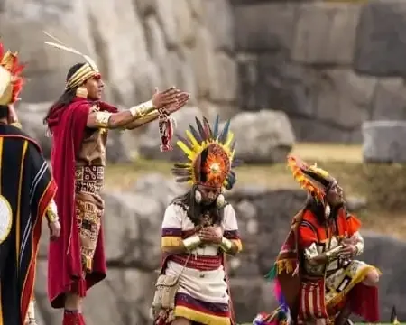 Apresentação tradicional inca durante o Festival do Sol em Cusco com trajes vibrantes e expressões culturais | Ile Tours