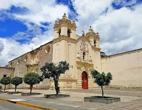 Facade of the Santa Teresa Monastery church in Ayacucho | Ile Tours