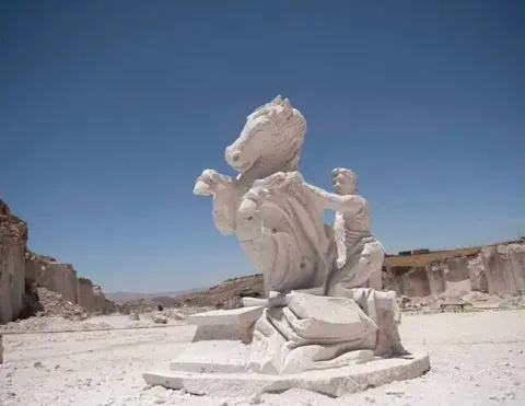 Tourists at the Cruz del Condor viewpoint in Colca Canyon | Ile Tours