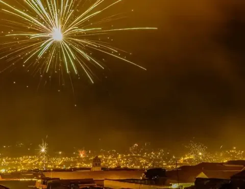 Fuegos artificiales iluminando el cielo nocturno sobre Cusco, Perú, durante la celebración de Año Nuevo | Ile Tours