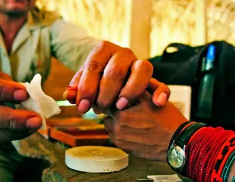 Dos manos entrelazadas, una persona aplicando un tratamiento a la otra, rodeadas de un entorno natural y elementos tradicionales.