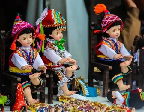 Tres muñecos del Niño Manuelito vestidos con trajes andinos tradicionales | Ile Tours