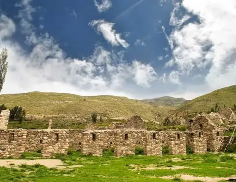 Tourists visiting the carved white walls of the Sillar Route quarries | Ile Tours