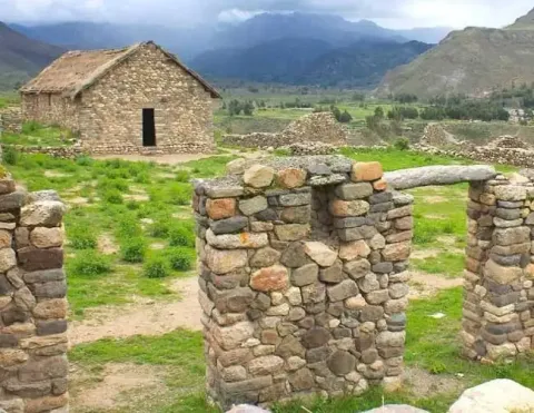 Ancient stone walls of the Uyo Uyo archaeological site in Yanque | Ile Tours