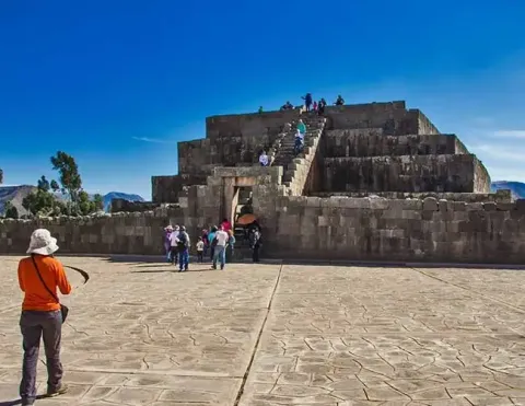 Tourist photographing the Inca Ushnu pyramid in Wilcashuaman | Ile Tours